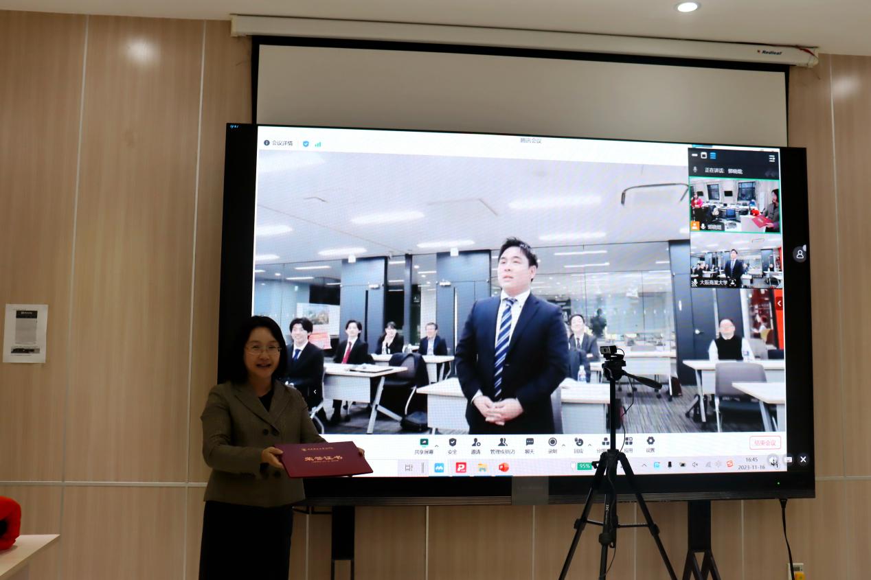 27437bwin必赢国际官网葛建新教授为“最佳汇报奖”成田卓巳同学颁奖