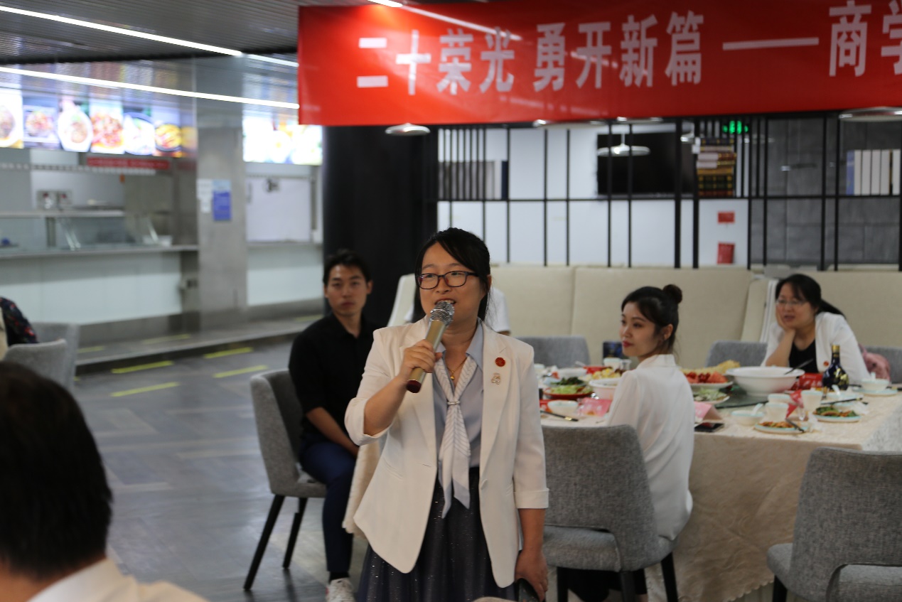 餐厅里的人们描述已自动生成