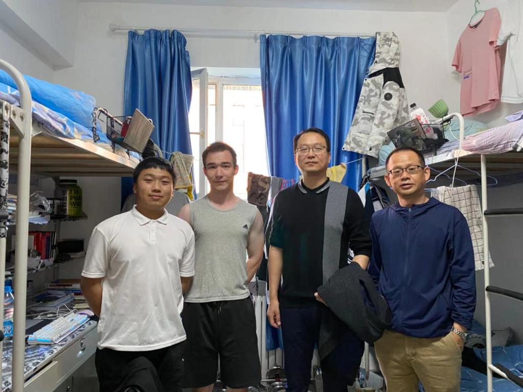 一群人站在室内合影描述已自动生成