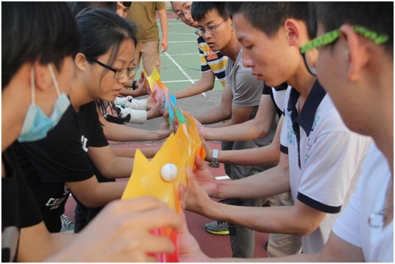 营员们认真地进行能量传输