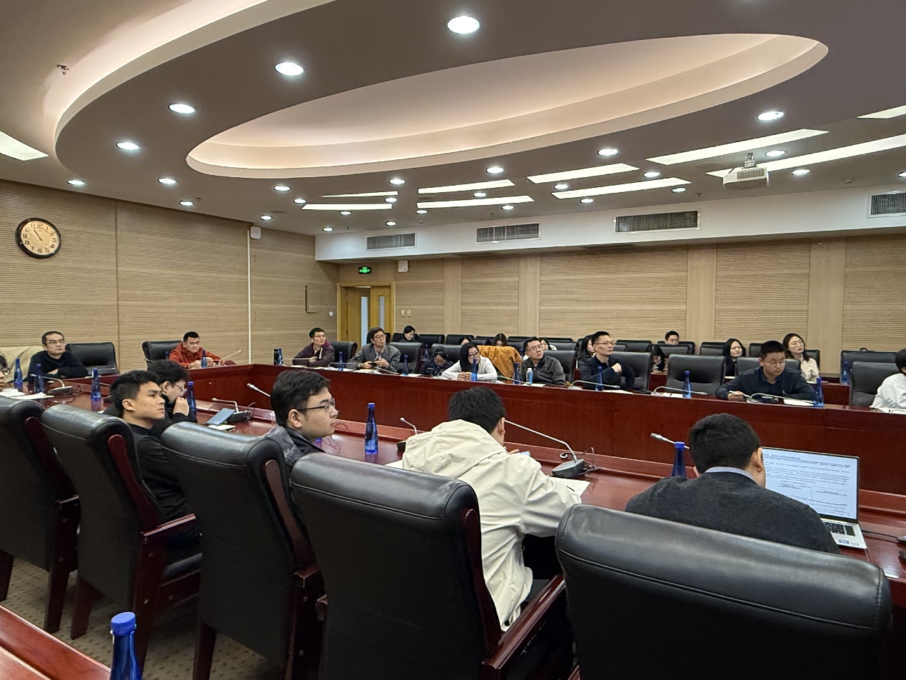 会议室里的人们中度可信度描述已自动生成 会议室里的人们中度可信度描述已自动生成