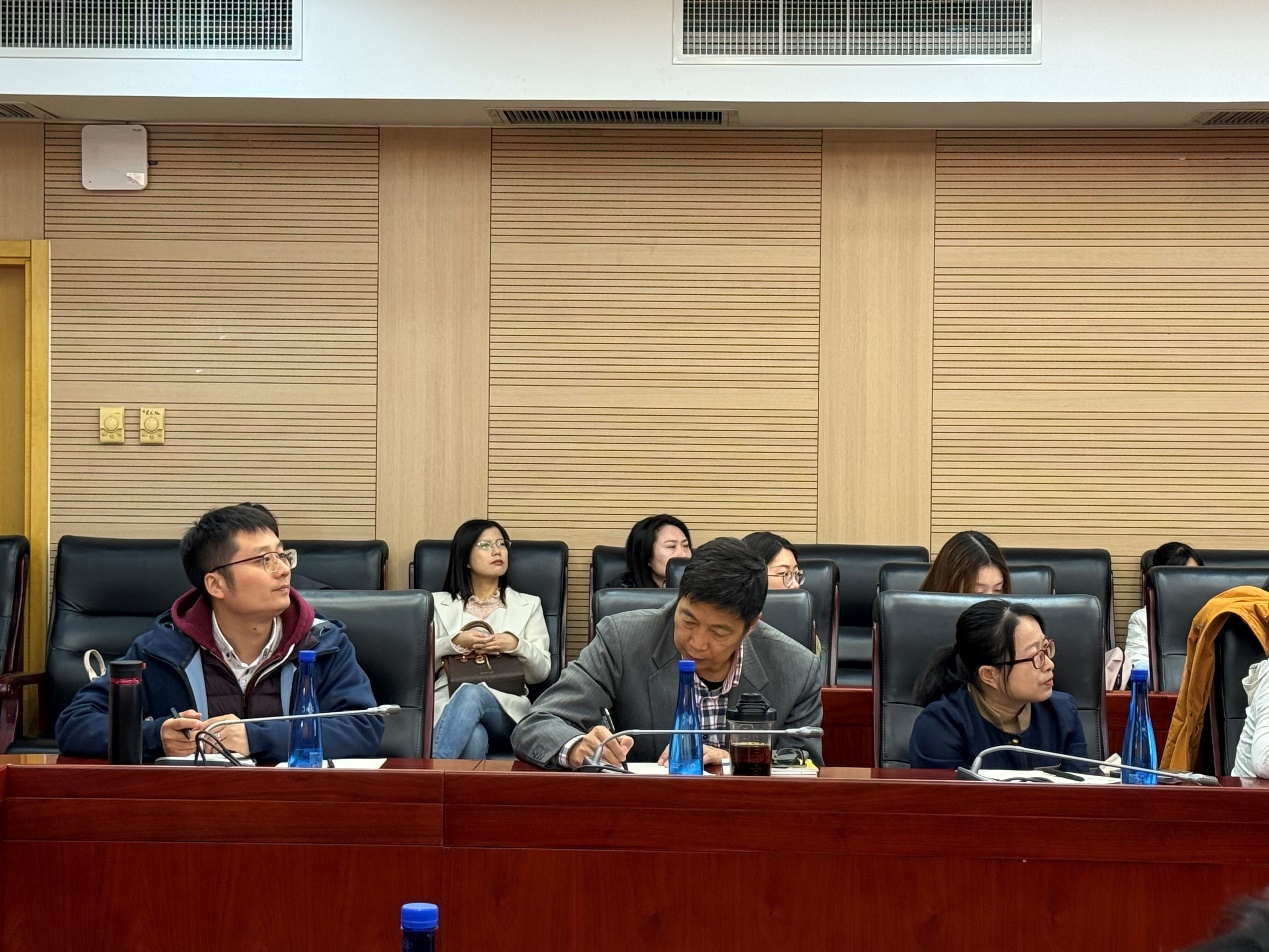 一群人在房间里描述已自动生成 一群人在房间里描述已自动生成