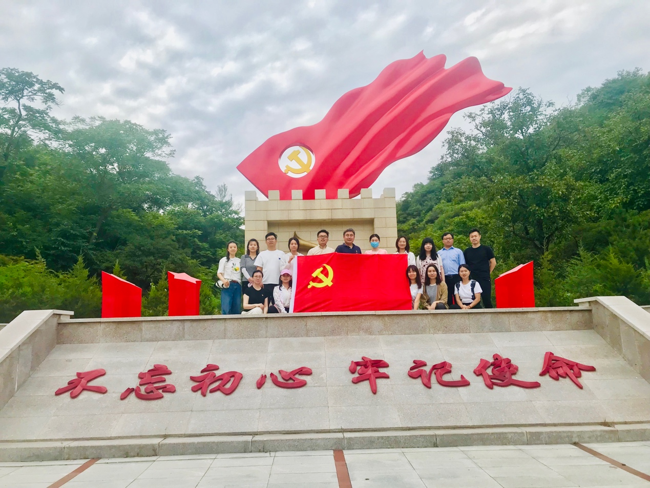 图片包含 户外, 飞行, 风筝, 山描述已自动生成 图片包含 户外, 飞行, 风筝, 山描述已自动生成